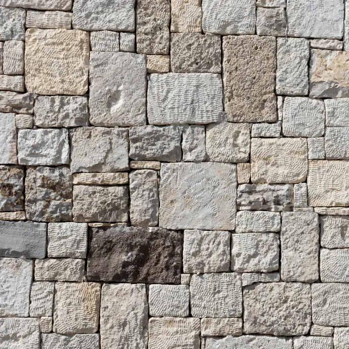 mur en pierre réalisé par un maçon à la crau