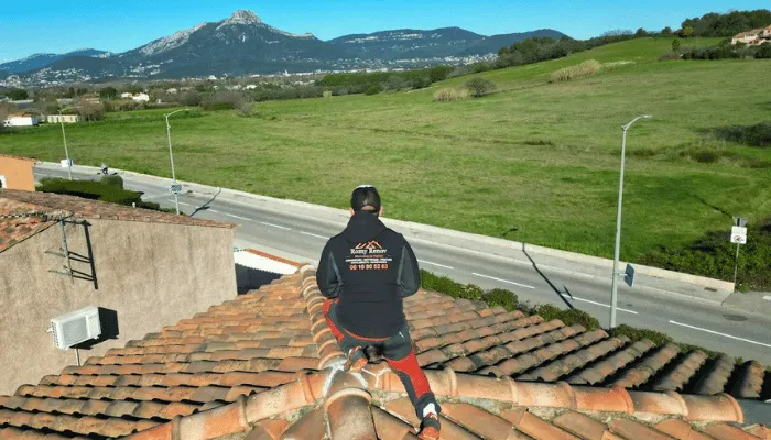 Intervention sur toiture en tuiles dans le Centre-Var